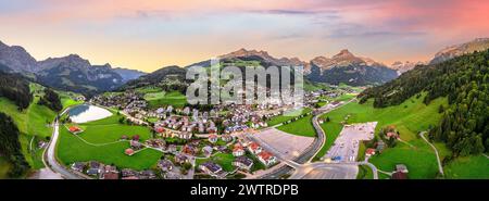 Engelberg, Schweiz Panorama der Stadt in den alpen in der Abenddämmerung. Stockfoto