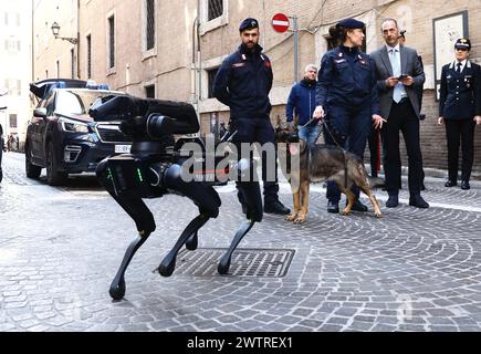 Roma, Italien. März 2024. Ein Bombenentsorgungsroboter in Aktion während der Bombenangst im Kulturministerium während der Bombenangst im Kulturministerium evakuierte Polizei Mitarbeiter, die entfernt und in Richtung Via del Corso in Rom, Italien geschickt wurden - Nachrichten - 19. März 2024 (Foto: Cecilia Fabiano/LaPresse) Credit: LaPresse/Alamy Live News Stockfoto