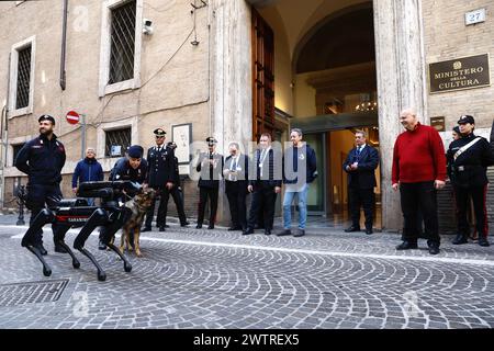 Roma, Italien. März 2024. Ein Bombenentsorgungsroboter in Aktion während der Bombenangst im Kulturministerium während der Bombenangst im Kulturministerium evakuierte Polizei Mitarbeiter, die entfernt und in Richtung Via del Corso in Rom, Italien geschickt wurden - Nachrichten - 19. März 2024 (Foto: Cecilia Fabiano/LaPresse) Credit: LaPresse/Alamy Live News Stockfoto