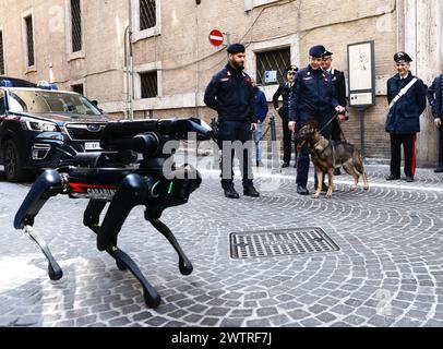 Roma, Italien. März 2024. Ein Bombenentsorgungsroboter in Aktion während der Bombenangst im Kulturministerium während der Bombenangst im Kulturministerium evakuierte Polizei Mitarbeiter, die entfernt und in Richtung Via del Corso in Rom, Italien geschickt wurden - Nachrichten - 19. März 2024 (Foto: Cecilia Fabiano/LaPresse) Credit: LaPresse/Alamy Live News Stockfoto