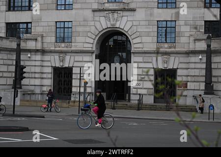 Unilever schneidet 7.500 Arbeitsplätze weltweit Radfahrer vorbei am Unilever Global Headquarters in London, Großbritannien, 19. März 2024. Unilever soll weltweit 7.500 Arbeitsplätze im Rahmen einer Überholung abbauen, mit der in den nächsten drei Jahren etwa Û800m 684 Mio. eingespart werden sollen. Das Konsumgüterunternehmen, dessen Marken von Marmite bis Dove Soap und Lynx Deodorant reichen, beschäftigt weltweit 128.000 Mitarbeiter, davon 6.000 in Großbritannien. London Vereinigtes Königreich Copyright: XMaciekxMusialekx MMK Unilever London HQ 005 Stockfoto