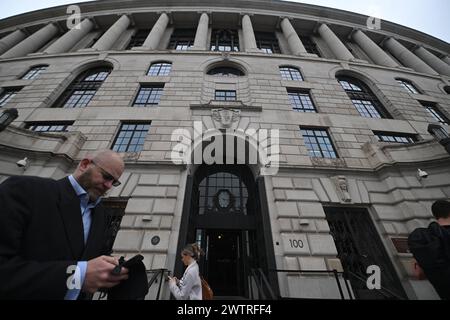 Unilever schneidet 7.500 Arbeitsplätze weltweit Menschen gehen am 19. März 2024 am Unilever Global Headquarters in London, Großbritannien vorbei. Unilever soll weltweit 7.500 Arbeitsplätze abbauen, um in den nächsten drei Jahren etwa â800m Â684m zu retten. Das Konsumgüterunternehmen, dessen Marken von Marmite bis Dove Soap und Lynx Deodorant reichen, beschäftigt weltweit 128.000 Mitarbeiter, davon 6.000 in Großbritannien. London Vereinigtes Königreich Copyright: XMaciekxMusialekx MMK Unilever London HQ 001 Stockfoto