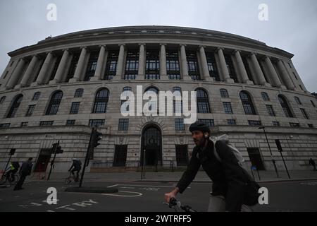 Unilever schneidet 7.500 Arbeitsplätze weltweit Radfahrer vorbei am Unilever Global Headquarters in London, Großbritannien, 19. März 2024. Unilever soll weltweit 7.500 Arbeitsplätze im Rahmen einer Überholung abbauen, mit der in den nächsten drei Jahren etwa Û800m 684 Mio. eingespart werden sollen. Das Konsumgüterunternehmen, dessen Marken von Marmite bis Dove Soap und Lynx Deodorant reichen, beschäftigt weltweit 128.000 Mitarbeiter, davon 6.000 in Großbritannien. London Vereinigtes Königreich Copyright: XMaciekxMusialekx MMK Unilever London HQ 004 Stockfoto