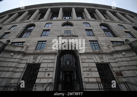 Unilever schneidet 7.500 Arbeitsplätze weltweit Menschen gehen am 19. März 2024 am Unilever Global Headquarters in London, Großbritannien vorbei. Unilever soll weltweit 7.500 Arbeitsplätze abbauen, um in den nächsten drei Jahren etwa â800m Â684m zu retten. Das Konsumgüterunternehmen, dessen Marken von Marmite bis Dove Soap und Lynx Deodorant reichen, beschäftigt weltweit 128.000 Mitarbeiter, davon 6.000 in Großbritannien. London Vereinigtes Königreich Copyright: XMaciekxMusialekx MMK Unilever London HQ 002 Stockfoto