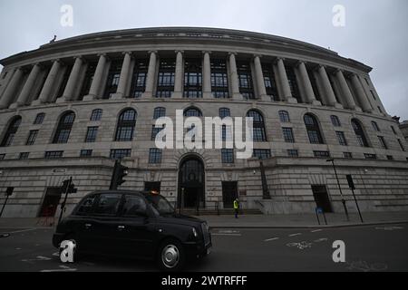 Unilever schneidet weltweit 7.500 Arbeitsplätze London Black Cab hinter dem Unilever Global Headquarters in London, Großbritannien, 19. März 2024. Unilever soll weltweit 7.500 Arbeitsplätze im Rahmen einer Überholung abbauen, mit der in den nächsten drei Jahren etwa Û800m 684 Mio. eingespart werden sollen. Das Konsumgüterunternehmen, dessen Marken von Marmite bis Dove Soap und Lynx Deodorant reichen, beschäftigt weltweit 128.000 Mitarbeiter, davon 6.000 in Großbritannien. London Vereinigtes Königreich Copyright: XMaciekxMusialekx MMK Unilever London HQ 003 Stockfoto