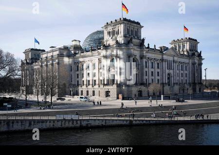 Das Reichstagsgebäude, Sitz des Deutschen Bundestages. Berlin, 18.03.2024 *** Reichstagsgebäude, Sitz des Deutschen Bundestages Berlin, 18 03 2024 Foto:XS.xZeitzx/xFuturexImagex berlin 4384 Stockfoto