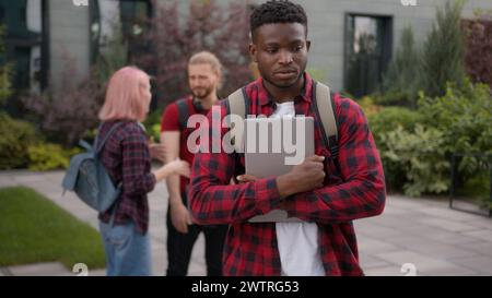 Gruppe wütender Studenten Teenager multirassische Klassenkameraden lachen demütigende Mobbing Spott an der Universität draußen diskriminieren Spott Afrikaner Stockfoto