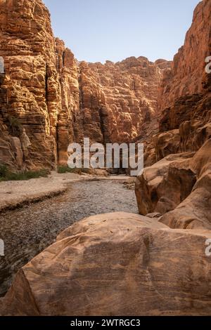 Vertikale Landschaft des Wadi Mujib mit Wasserstrom und felsigen Klippen. Outdoor-Szenen oder Steine, Sandstone Rock und Fluss in Jordanien. Stockfoto