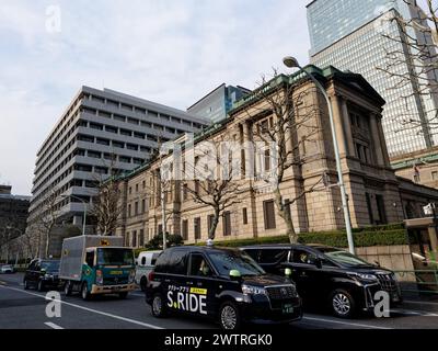 Tokio, Japan. März 2024. Die Bank of Japan ist am 19. März 2024 in Tokio, Japan, abgebildet. Die Bank of Japan (BOJ) hat am Dienstag beschlossen, ihre negative Zinspolitik mit ihrer ersten Zinserhöhung seit 17 Jahren zu beenden. Dies markierte einen großen Wandel weg von der lang anhaltenden geldpolitischen Lockerung, die Japan in den letzten zehn Jahren erlebt hat, um der Deflation ein Ende zu setzen. Quelle: Zhang Xiaoyu/Xinhua/Alamy Live News Stockfoto