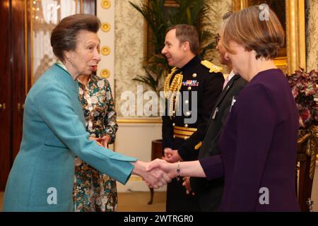 Die Prinzessin Royal und die Herzogin von Edinburgh (dahinter) schütteln die Hand mit Major General Eldon Millar, dem koreanischen Botschafter im Vereinigten Königreich, seiner Exzellenz Yeocheol Yoon und der Direktorin der Erinnerung, Philippa Rawlinson, während eines Empfangs für Kriegsveteranen aus Korea. anlässlich des 70. Jahrestages des Koreakrieges im Buckingham Palace in London. Bilddatum: Dienstag, 19. März 2024. Stockfoto