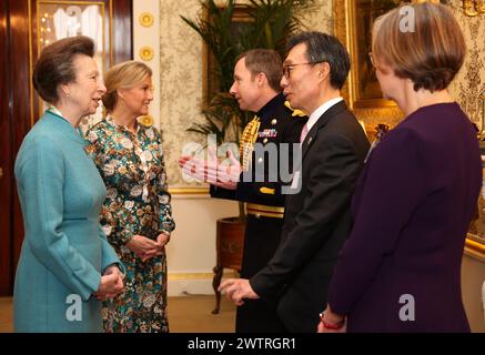 Die Prinzessin Royal (links) und die Herzogin von Edinburgh schütteln während eines Empfangs für Kriegsveteranen die Hand mit Major General Eldon Millar, dem koreanischen Botschafter im Vereinigten Königreich, seiner Exzellenz Yeocheol Yoon und der Direktorin der Erinnerung an die Gedenkstätte Philippa Rawlinson. anlässlich des 70. Jahrestages des Koreakrieges im Buckingham Palace in London. Bilddatum: Dienstag, 19. März 2024. Stockfoto