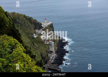 Der Leuchtturm Ponta do Arnel in der Nähe von Nordeste Stadt in Sao Miguel, Azoren Stockfoto