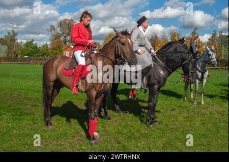 Moskau, Russland 1. Oktober 2016: Kosaken-Treffen. Kosakenreitmädchen demonstrieren traditionelle flankierende Techniken - Säbelhandhabung. Der Junge Cossac Stockfoto