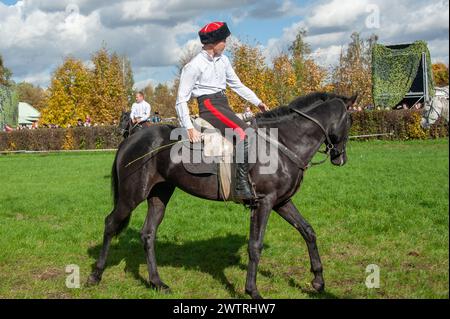 Moskau, Russland 1. Oktober 2016: Kosaken-Treffen. Porträt junger Kosaken zu Pferd. Reitergruppe der Kosaken. Nationalkleidung Kosaken. Scen Stockfoto