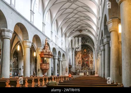 Herrlicher Blick auf das romanische Kirchenschiff, das im barocken Stil mit monolithischen Säulen aus dem 11. Jahrhundert und der Kanzel aus dem Jahr 1680 im Inneren des berühmten... Stockfoto