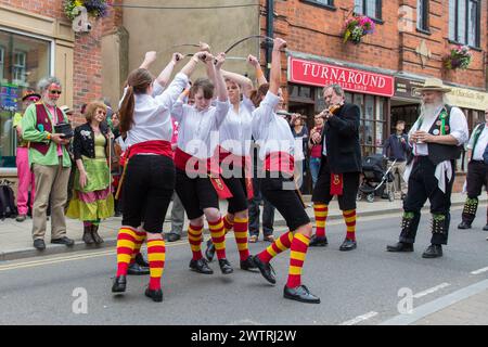 Das Maltby Sword Dance Team tanzt in der Straße beim Southwell Folk Festival Stockfoto