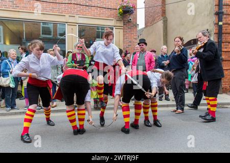 Das Maltby Sword Dance Team tanzt in der Straße beim Southwell Folk Festival Stockfoto