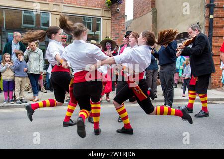 Das Maltby Sword Dance Team tanzt in der Straße beim Southwell Folk Festival Stockfoto