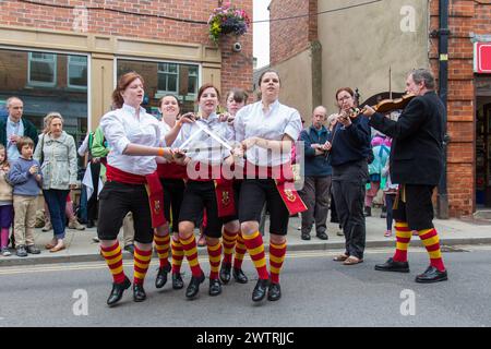 Das Maltby Sword Dance Team tanzt in der Straße beim Southwell Folk Festival Stockfoto