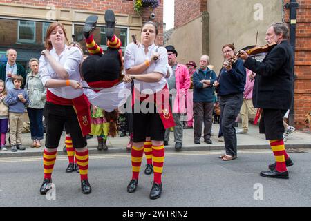 Das Maltby Sword Dance Team tanzt in der Straße beim Southwell Folk Festival Stockfoto