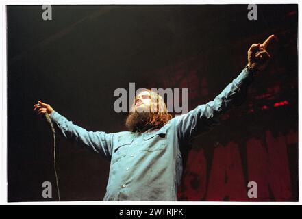 PHIL ANSELMO, PANTERA, 2000: Sänger Phil Anselmo von Pantera spielte live auf einer der letzten Tourneen mit der klassischen Besetzung der Band am 24. April 2000 im Newport Centre in Wales. Foto: Rob Watkins. INFO: Die legendäre US-amerikanische Heavy-Metal-Band Pantera gründete sich 1981 in Arlington, Texas. 2000 tourten sie mit ihrem neunten und letzten Studioalbum Reinventing the Steel. Stockfoto