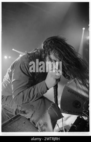 PHIL ANSELMO, PANTERA, 2000: Sänger Phil Anselmo von Pantera spielte live auf einer der letzten Tourneen mit der klassischen Besetzung der Band am 24. April 2000 im Newport Centre in Wales. Foto: Rob Watkins. INFO: Die legendäre US-amerikanische Heavy-Metal-Band Pantera gründete sich 1981 in Arlington, Texas. 2000 tourten sie mit ihrem neunten und letzten Studioalbum Reinventing the Steel. Stockfoto