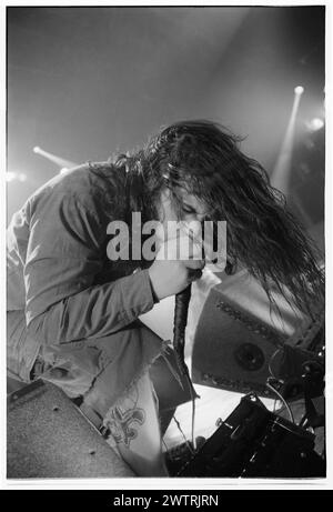 PHIL ANSELMO, PANTERA, 2000: Sänger Phil Anselmo von Pantera spielte live auf einer der letzten Tourneen mit der klassischen Besetzung der Band am 24. April 2000 im Newport Centre in Wales. Foto: Rob Watkins. INFO: Die legendäre US-amerikanische Heavy-Metal-Band Pantera gründete sich 1981 in Arlington, Texas. 2000 tourten sie mit ihrem neunten und letzten Studioalbum Reinventing the Steel. Stockfoto