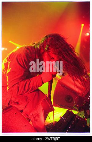 PHIL ANSELMO, PANTERA, 2000: Sänger Phil Anselmo von Pantera spielte live auf einer der letzten Tourneen mit der klassischen Besetzung der Band am 24. April 2000 im Newport Centre in Wales. Foto: Rob Watkins. INFO: Die legendäre US-amerikanische Heavy-Metal-Band Pantera gründete sich 1981 in Arlington, Texas. 2000 tourten sie mit ihrem neunten und letzten Studioalbum Reinventing the Steel. Stockfoto