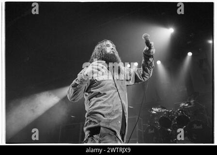 PHIL ANSELMO, PANTERA, 2000: Sänger Phil Anselmo von Pantera spielte live auf einer der letzten Tourneen mit der klassischen Besetzung der Band am 24. April 2000 im Newport Centre in Wales. Foto: Rob Watkins. INFO: Die legendäre US-amerikanische Heavy-Metal-Band Pantera gründete sich 1981 in Arlington, Texas. 2000 tourten sie mit ihrem neunten und letzten Studioalbum Reinventing the Steel. Stockfoto