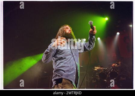 PHIL ANSELMO, PANTERA, 2000: Sänger Phil Anselmo von Pantera spielte live auf einer der letzten Tourneen mit der klassischen Besetzung der Band am 24. April 2000 im Newport Centre in Wales. Foto: Rob Watkins. INFO: Die legendäre US-amerikanische Heavy-Metal-Band Pantera gründete sich 1981 in Arlington, Texas. 2000 tourten sie mit ihrem neunten und letzten Studioalbum Reinventing the Steel. Stockfoto