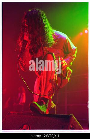 PHIL ANSELMO, PANTERA, 2000: Sänger Phil Anselmo von Pantera spielte live auf einer der letzten Tourneen mit der klassischen Besetzung der Band am 24. April 2000 im Newport Centre in Wales. Foto: Rob Watkins. INFO: Die legendäre US-amerikanische Heavy-Metal-Band Pantera gründete sich 1981 in Arlington, Texas. 2000 tourten sie mit ihrem neunten und letzten Studioalbum Reinventing the Steel. Stockfoto