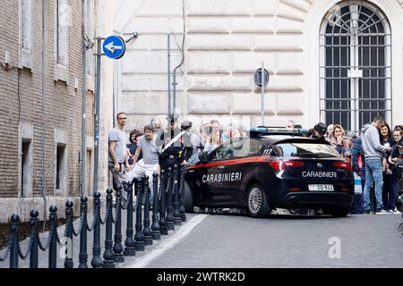 Roma, Italien. März 2024. durante l'allarme bomba al Ministero della Cultura La polizia ha evacuato il personale che &#xe8; stato allontanato e mandato verso Via del Corso a Roma, Italia - Cronaca - 19 Marzo 2024 (Foto: Cecilia Fabiano/LaPresse) während der Bombenangst im Kulturministerium evakuierte die Polizei das Personal, das entfernt und in die Via del Corso in Rom geschickt wurde - Nachrichten - 19. März 2024 (Foto: Cecilia Fabiano/LaPresse) Credit: LaPresse/Alamy Live News Stockfoto