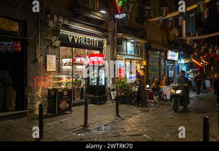 Bars und Geschäfte in der Nacht Italien, Blick auf die Straße, Altstadt, Neapel, Kampanien, Italien, Europa. Stockfoto