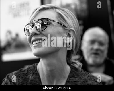 Zürich / Schweiz, 27. SEP, 2014. Schauspielerin Cate Blanchett verlässt eine Sponsorenveranstaltung beim Zurich Film Festival. Der Mann im Hintergrund ist der Fotograf Peter Lindbergh. Credits: Walter Gilgen Stockfoto