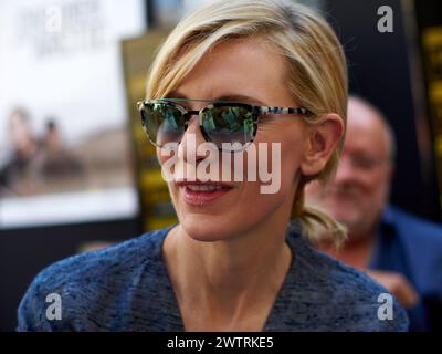 Zürich / Schweiz, 27. SEP, 2014. Schauspielerin Cate Blanchett verlässt eine Sponsorenveranstaltung beim Zurich Film Festival. Der Mann im Hintergrund ist der Fotograf Peter Lindbergh. Credits: Walter Gilgen Stockfoto