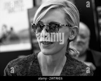 Zürich / Schweiz, 27. SEP, 2014. Schauspielerin Cate Blanchett verlässt eine Sponsorenveranstaltung beim Zurich Film Festival. Der Mann im Hintergrund ist der Fotograf Peter Lindbergh. Credits: Walter Gilgen Stockfoto