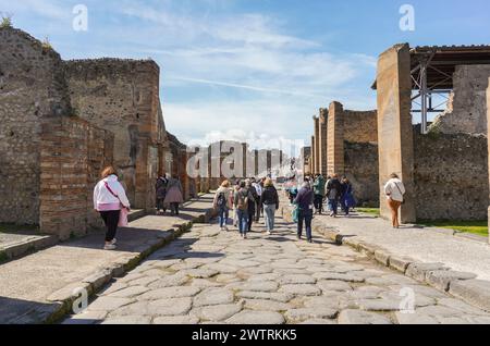 Pompeji Italien, Straße im antiken Pompeji, gepflastert während der römischen Zeit mit großen polygonalen Steinblöcken, Neapel, Italien, Europa. Stockfoto