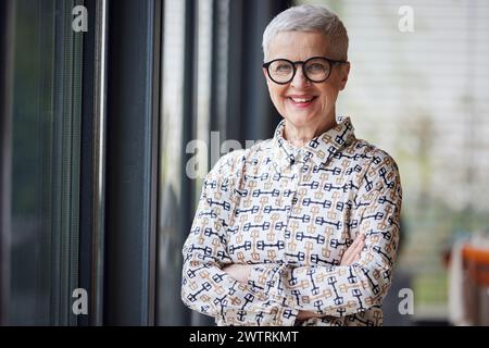 Porträt der lächelnde senior Frau zu Hause Stockfoto