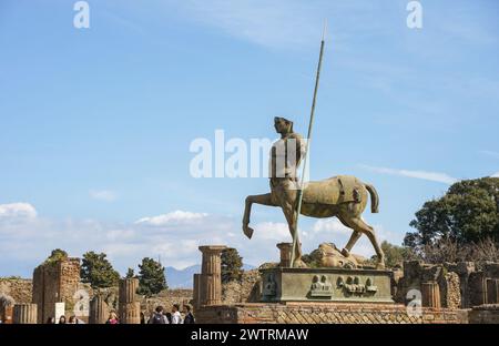 Centaur Statue, Forum des Pompeji Platzes, Zentrum des Lebens im antiken Pompeji, die Stadt Pompeji war eine antike römische Stadt in der Nähe von Neapel, Italien Stockfoto