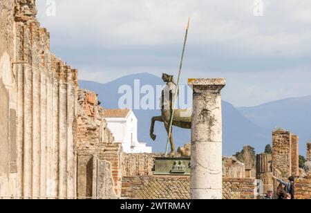 Centaur Statue, Forum des Pompeji Platzes, Zentrum des Lebens im antiken Pompeji, die Stadt Pompeji war eine antike römische Stadt in der Nähe von Neapel, Italien Stockfoto