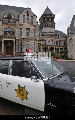 Vor dem Ohio State Reformatory in Mansfield, einem ehemaligen Gefängnis, befindet sich ein alter Polizeiwagen, der heute eine beliebte Touristenattraktion und Drehort ist. Stockfoto