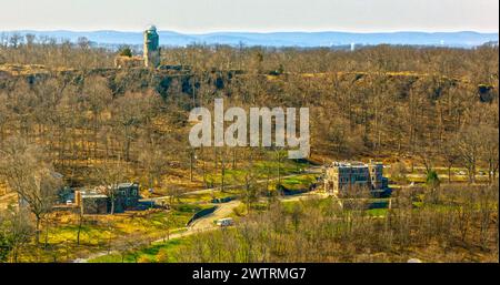 Aus der Vogelperspektive auf einen Berg in der Nähe der Innenstadt von Paterson, New Jersey Stockfoto