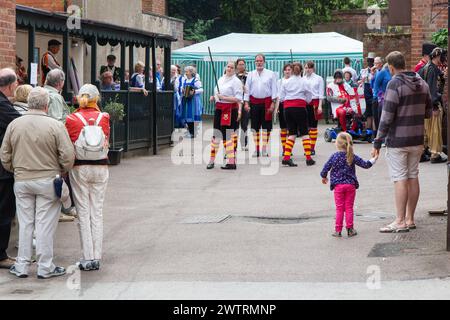 Das Maltby Sword Dance Team tanzt in der Straße beim Southwell Folk Festival Stockfoto