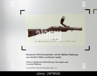 Presserundgang zur Sonderausstellung Gewalt gegen Weimar. Zerreissproben der fruehen Republik 1918-1923 im Dokumentationszentrum Topographie des Terrors in Berlin Foto vom 19.03.2024. Am Anfang von Deutschlands erster Demokratie Stand 1918 eine gewaltfreie Revolution. Das Kaiserreich war zur Republik. Nur wenige Wochen spaeter schlug aber der friedliche Beginn in Gewalt um, Umsturzversuche, Anschlagsserien und Putschplaene von rechts wie links stellen für die junge Republik eine massive Bedrohung dar. Die multimediale Ausstellung Gewalt gegen Weimar veranschaulicht die Facetten der Gewal Stockfoto