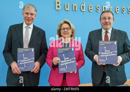 Pressekonferenz zur Vorstellung des UNDP-Berichts den Stillstand durchbrechen - Kooperation in einer polarisierten Welt neu denken ueber die menschliche Entwicklung 2023/24 in Berlin. Foto vom 19.03.2024: V.l. Ekkehard Griep, Vorsitzender der Deutschen Gesellschaft für die Vereinten Nationen e.V. DGVN Bundesministerin für wirtschaftliche Zusammenarbeit und Entwicklung Svenja Schulze Achim Steiner, Leiter des UN-Entwicklungsprogramms UNDP die Ungleichheit zwischen reichen und armen Laendern ist ein UN-Bericht zufolge gewachsen. Die globalen Ungleichheiten werden laut dem Bericht durch die s Stockfoto