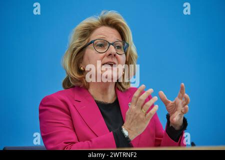 Pressekonferenz zur Vorstellung des UNDP-Berichts den Stillstand durchbrechen - Kooperation in einer polarisierten Welt neu denken ueber die menschliche Entwicklung 2023/24 in Berlin. Foto vom 19.03.2024: Bundesministerin für wirtschaftliche Zusammenarbeit und Entwicklung Svenja Schulze die Ungleichheit zwischen reichen und armen Laendern ist ein UN-Bericht zufolge gewachsen. Die globalen Ungleichheiten werden laut dem Bericht durch die starke wirtschaftliche Konzentration verschaerft. Fast 40 Prozent des weltweiten Warenhandels konzentrierte sich nur auf bis zu drei Laender. Im Jahr 2021 Stockfoto