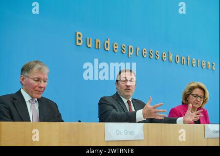 Pressekonferenz zur Vorstellung des UNDP-Berichts den Stillstand durchbrechen - Kooperation in einer polarisierten Welt neu denken ueber die menschliche Entwicklung 2023/24 in Berlin. Foto vom 19.03.2024: V.l. Ekkehard Griep, Vorsitzender der Deutschen Gesellschaft für die Vereinten Nationen e.V. DGVN Achim Steiner, Leiter des UN-Entwicklungsprogramms UNDP Bundesministerin für wirtschaftliche Zusammenarbeit und Entwicklung Svenja Schulze die Ungleichheit zwischen reichen und armen Laendern ist ein UN-Bericht zufolge gewachsen. Die globalen Ungleichheiten werden laut dem Bericht durch die s Stockfoto