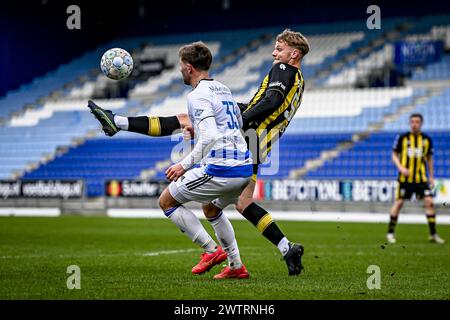 ZWOLLE, 19-03-2024, MAC3PARK stadion, Fußball, niederländische Eredivisie, Saison 2023/2024, Spiel zwischen PEC Zwolle - Vitesse (Freundlichkeit), Vitesse Spieler Andy Visser, PEC Zwolle Spieler Damian van der Haar Stockfoto