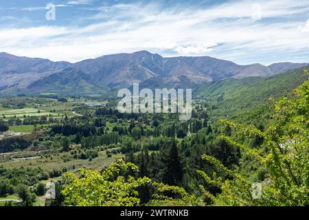 Blick von der Crown Range auf das Wakatipu Basin, eine Ebene umgeben von Bergen im Queenstown Lakes District im Süden Neuseelands. Stockfoto