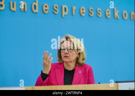 Pressekonferenz zur Vorstellung des UNDP-Berichts den Stillstand durchbrechen - Kooperation in einer polarisierten Welt neu denken ueber die menschliche Entwicklung 2023/24 in Berlin. Foto vom 19.03.2024: Bundesministerin für wirtschaftliche Zusammenarbeit und Entwicklung Svenja Schulze die Ungleichheit zwischen reichen und armen Laendern ist ein UN-Bericht zufolge gewachsen. Die globalen Ungleichheiten werden laut dem Bericht durch die starke wirtschaftliche Konzentration verschaerft. Fast 40 Prozent des weltweiten Warenhandels konzentrierte sich nur auf bis zu drei Laender. Im Jahr 2021 Stockfoto